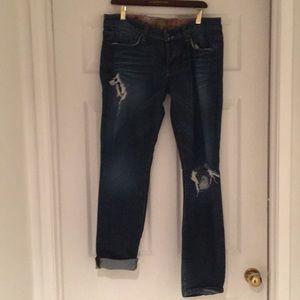 Adorable comfy distressed jeans